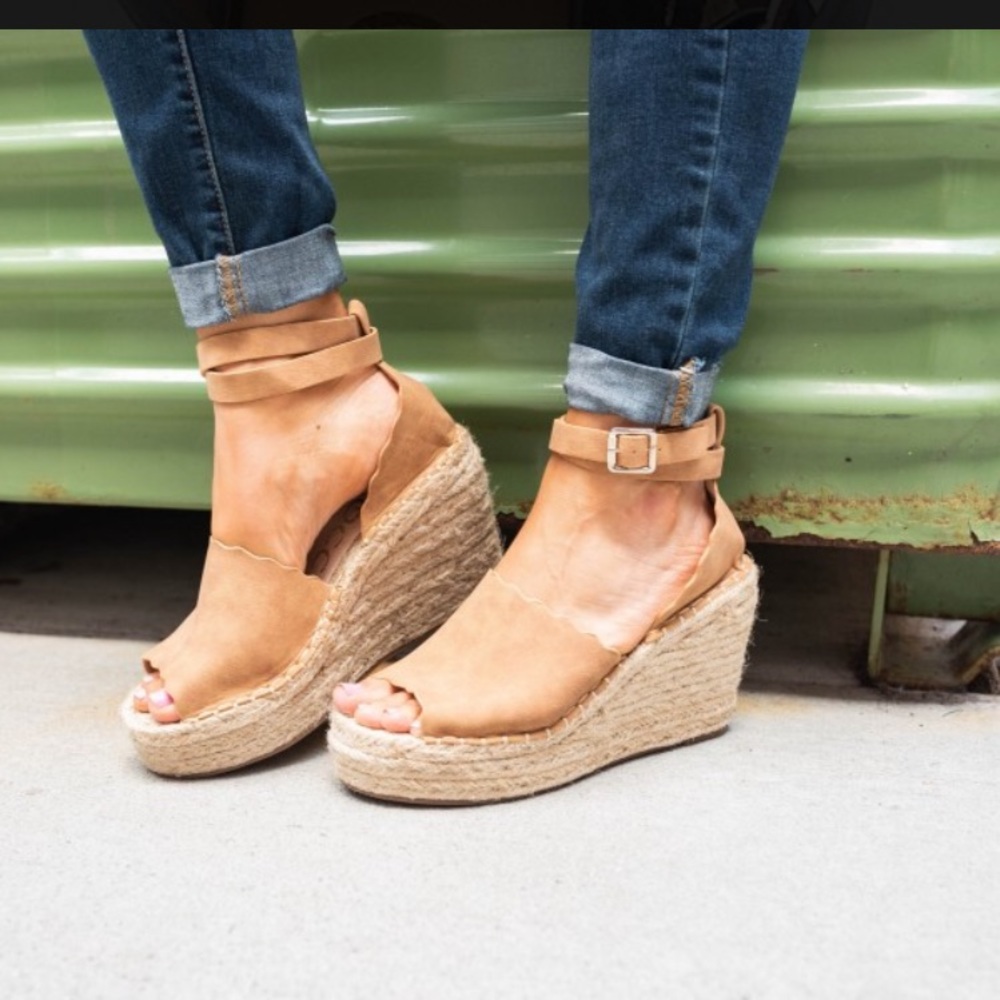 Tan Scalloped Wedges